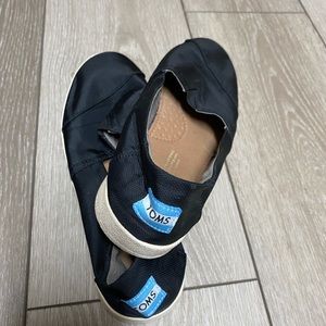 Black size 7 toms slip ons